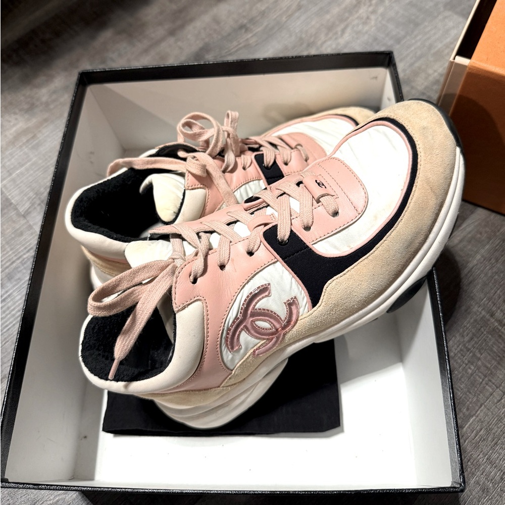 CHANEL Women's CC Logo Sneaker
19C G34360Y51525
SNEAKEAS
K1276
PINK/WHITE/BLACK